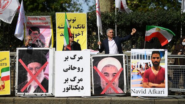 Протестующие перед посольством Ирана в Великобритании против казни иранского борца Навида Афкари в южном иранском городе Шираз (12 сентября 2020). Лондон - Sputnik Армения