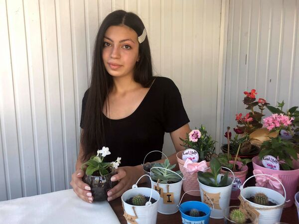 Цветы с сюрпризом: 17-летняя девушка из Гюмри открыла свой бизнес в период пандемии Цветы с сюрпризом: 17-летняя девушка из Гюмри открыла свой бизнес в период пандемии - Sputnik Армения
