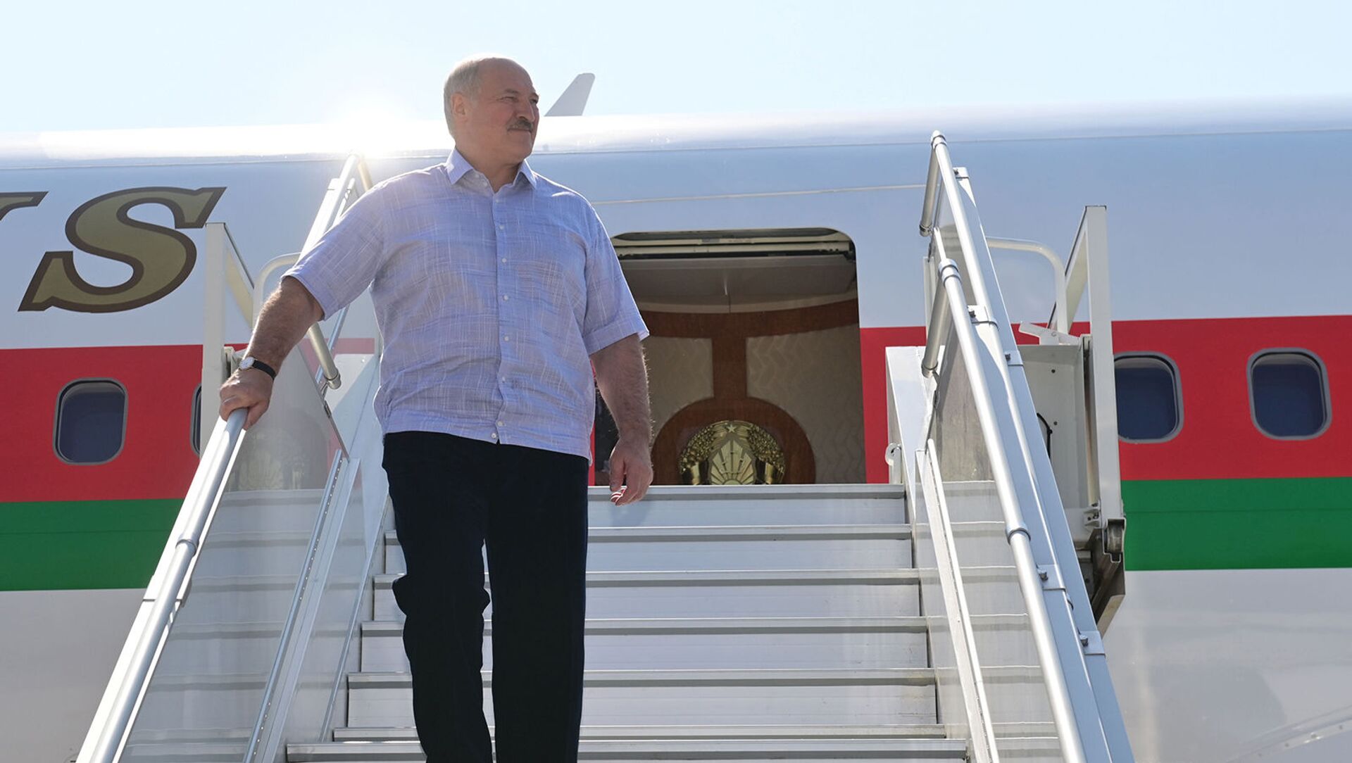 Президент Белоруссии Александр Лукашенко в аэропорту Сочи (14 сентября 2020). Сочи - Sputnik Армения, 1920, 12.04.2021
