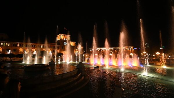В Ереване вновь заиграли поющие фонтаны - Sputnik Армения