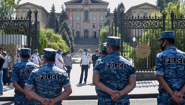 Сотрудники полиции перед зданием Национального собрания Армении (16 сентября 2020). Еревaн - Sputnik Армения