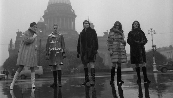 Демонстрация коллекции одежды осень-зима 1968-1969 на фоне Исаакиевского собора в Ленинграде - Sputnik Արմենիա