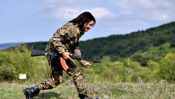 Анна Акопян во время военных курсов по приобретению военных навыков (август 2020). Карабах - Sputnik Արմենիա