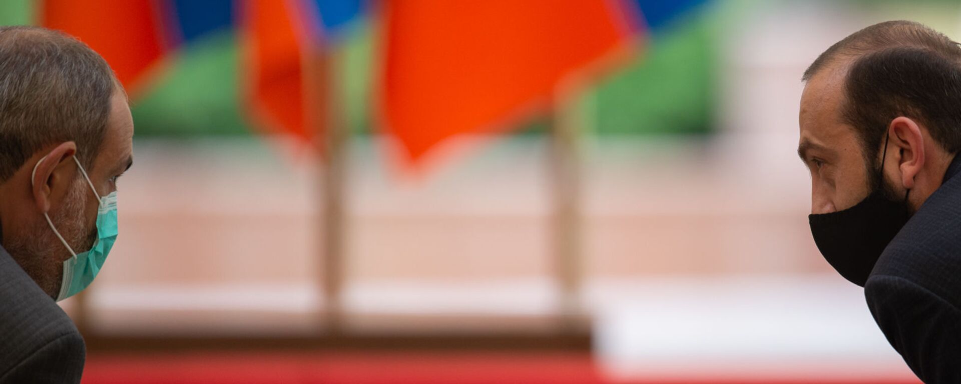 Премьер-министр Никол Пашинян и спикер НС Арарат Мирзоян перед началом церемонии награждения в честь Дня Независимости Армении (21 сентября 2020). Еревaн - Sputnik Արմենիա, 1920, 26.08.2021
