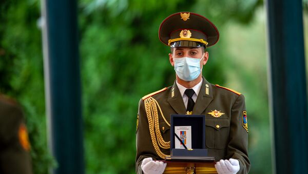 Военнослужащий почетного караула с медалью во время церемонии награждения в честь Дня Независимости Армении (21 сентября 2020). Еревaн - Sputnik Արմենիա