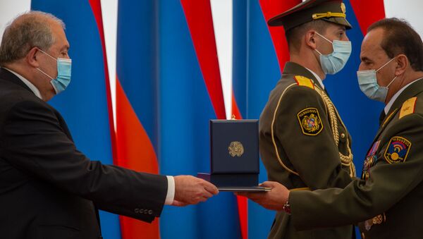 Генерал-майор Ишхан Матевосян получает орден За заслуги перед Отечеством 2-й степени во время церемонии награждения в честь Дня Независимости Армении (21 сентября 2020). Еревaн - Sputnik Армения