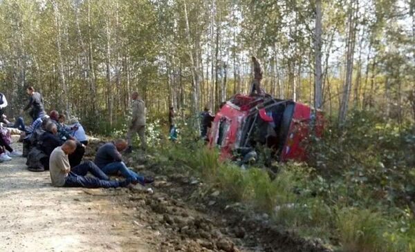 Пассажирский автобус слетел с трассы в Хабаровском крае. Видео Пассажирский автобус слетел с трассы в Хабаровском крае. Видео - Sputnik Армения