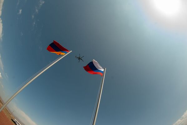 Մի-24-ը Հայաստանի և Ռուսաստանի դրոշների ֆոնին - Sputnik Արմենիա