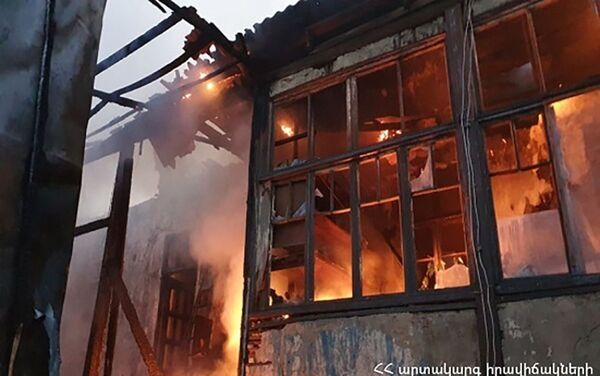 Пожар в двухэтажном доме в деревне Птхунк (24 сентября 2020). Пожар в двухэтажном доме в деревне Птхунк (24 сентября 2020). - Sputnik Армения