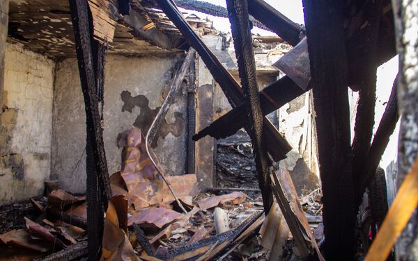 Сгоревший из-за пожара дом семьи Абгарян в селе Птхунк (25 сентября 2020). Армавир - Sputnik Армения