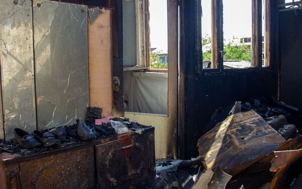 Сгоревший из-за пожара дом семьи Абгарян в селе Птхунк (25 сентября 2020). Армавир - Sputnik Армения