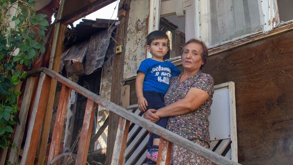 Роза Абгарян с внуком у сгоревшего из-за пожара дома в селе Птхунк (25 сентября 2020). Армавир - Sputnik Արմենիա