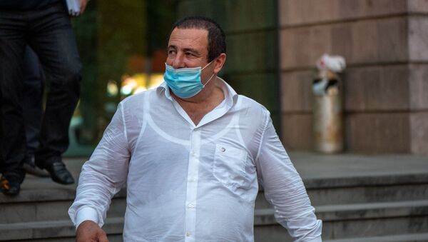 Гагик Царукян выходит из зала суда, где проходило слушание по его делу (25 сентября 2020). Еревaн - Sputnik Արմենիա
