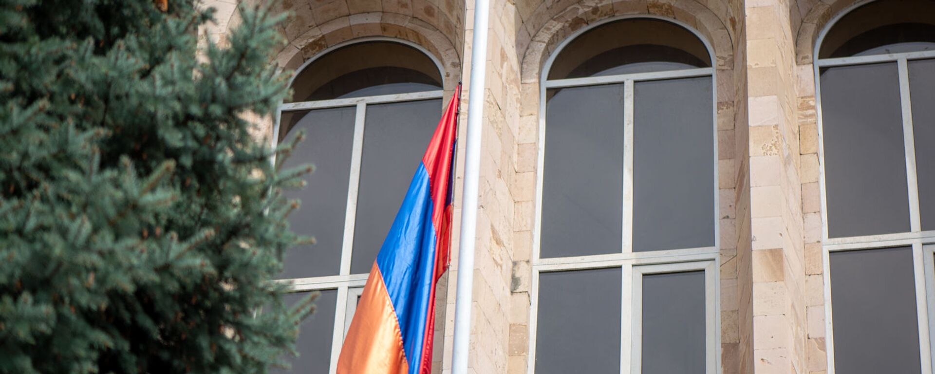 Флаг у здания Конституционного суда Армении - Sputnik Արմենիա, 1920, 24.06.2021
