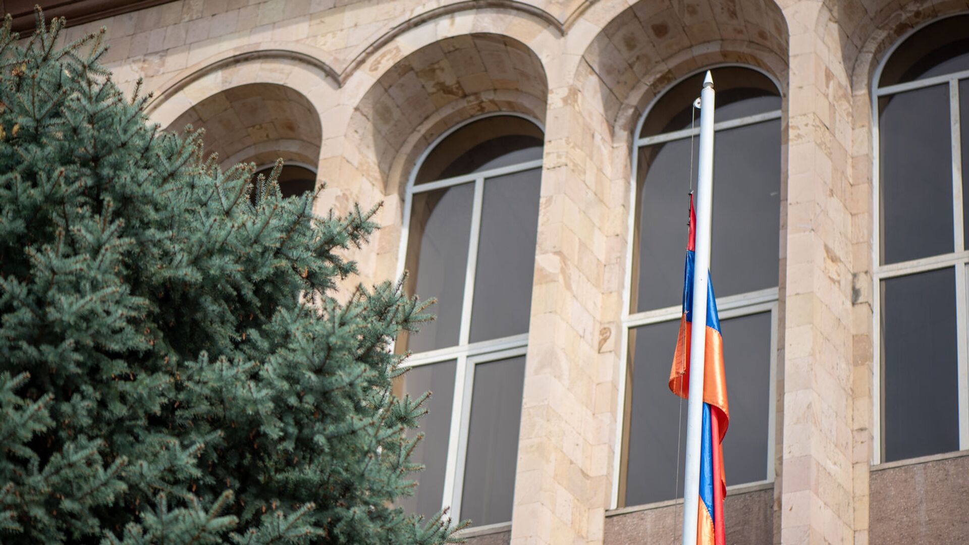 Флаг у здания Конституционного суда Армении - Sputnik Армения, 1920, 08.10.2021