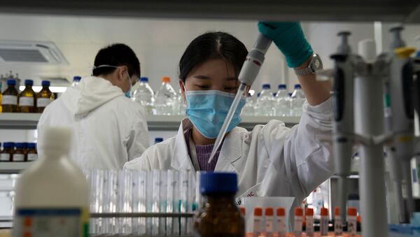 Сотрудник SinoVac работает в лаборатории на заводе по производству вакцины SARS CoV-2 от COVID-19 под названием CoronaVac (24 сентября 2020). Пекин - Sputnik Армения