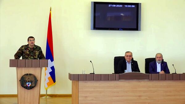 Президент Карабаха Араик Арутюнян выступает с речью в НС Карабаха (27 сентября 2020). Степанакерт - Sputnik Արմենիա
