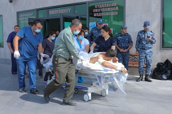 Ադրբեջանական հրետակոծությունից վիրավորված քաղաքացուն տեղափոխում են հիվանդանոց - Sputnik Արմենիա