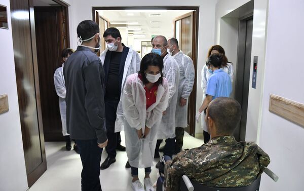 Աննա Հակոբյանն ու Քրիստինե Հարությունյանն այցելել են Արցախի հանրապետական հիվանդանոցում բուժվող վիրավորներին (2020թ․ սեպտեմբերի 27) - Sputnik Արմենիա