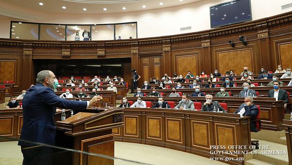 Депутаты слушают речь премьер-министра Никола Пашиняна на специальном заседании парламента Армении (27 сентября 2020). Еревaн - Sputnik Արմենիա