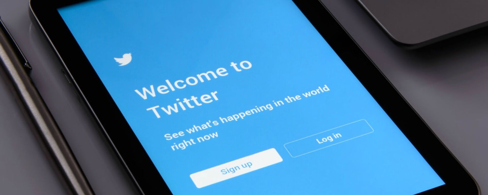 Смартфон с логотипом Twitter - Sputnik Армения, 1920, 09.03.2021