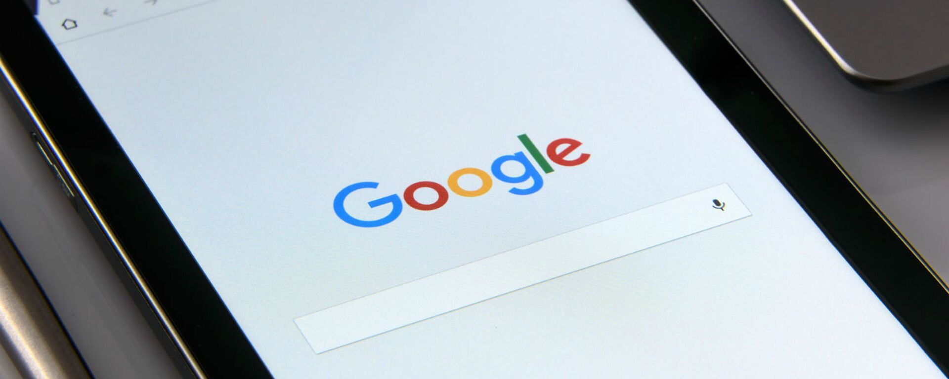 Планшет с открытой страницей Google - Sputnik Армения, 1920, 24.11.2021