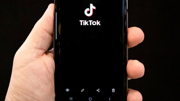 Смартфон с логотипом TikTok - Sputnik Армения