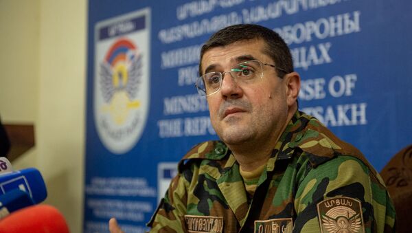 Президент Карабаха Араик Арутюнян перед началом брифинга в Едином информационном центре (27 сентября 2020). Степанакерт - Sputnik Армения