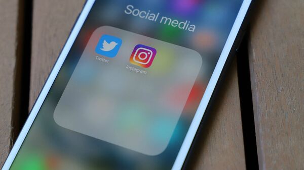 Смартфон с иконками приложений Instagram и Twitter - Sputnik Армения
