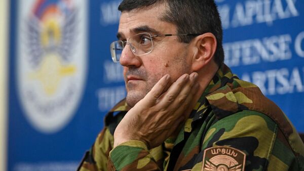 Президент Карабаха Араик Арутюнян перед началом брифинга в Едином информационном центре (27 сентября 2020). Степанакерт - Sputnik Армения
