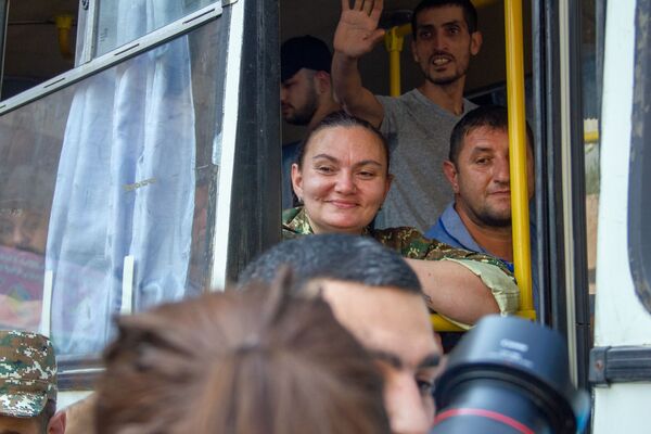 Мам джан, ждем тебя, возвращайся!: в Ереване массово провожают добровольцев в Карабах Мам джан, ждем тебя, возвращайся!: в Ереване массово провожают добровольцев в Карабах - Sputnik Армения