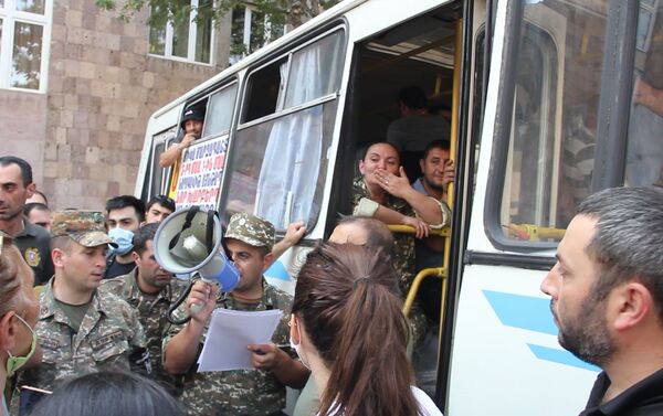 Хоть бы взяли на фронт! Большая группа добровольцев отправляется из Еревана в Карабах - Sputnik Армения