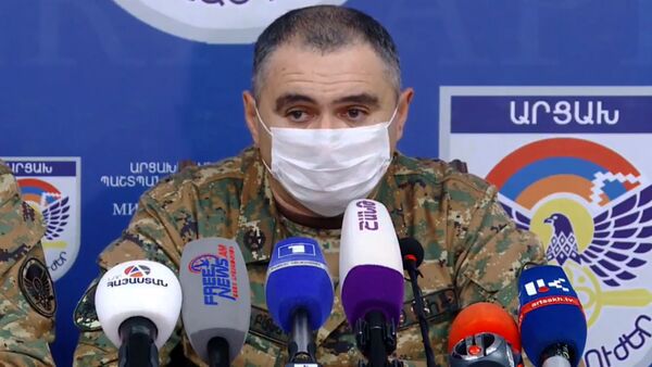 Заместитель командующего Армией Обороны Артур Саркисян во время брифинга Единого информационного центра (28 сентября 2020). Степанакерт - Sputnik Արմենիա
