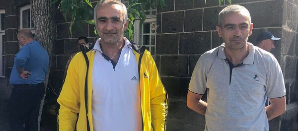 Աստված վերևում է, մենք՝ ներքևում. կամավորական խմբերը շարունակում են Շիրակից մեկնել Արցախ Աստված վերևում է, մենք՝ ներքևում. կամավորական խմբերը շարունակում են Շիրակից մեկնել Արցախ - Sputnik Արմենիա