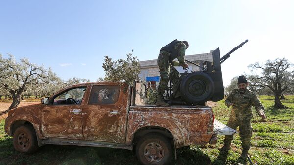 Поддерживаемые Турцией повстанцы занимают позиции в районе деревни Нейраб в провинции Идлиб (20 февраля 2020). Сирия - Sputnik Армения