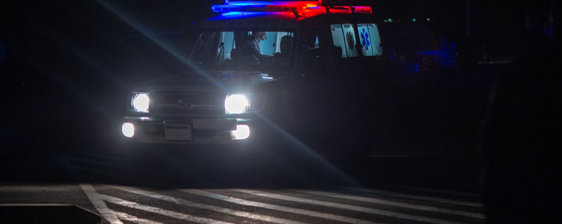 Карета скорой помощи перед входом в отделение неотложной медицинской помощи Республиканского медцентра Карабаха - Sputnik Արմենիա, 1920, 24.08.2021