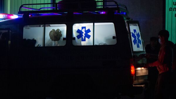 Карета скорой помощи перед входом в отделение неотложной медицинской помощи Республиканского медцентра Карабаха - Sputnik Армения
