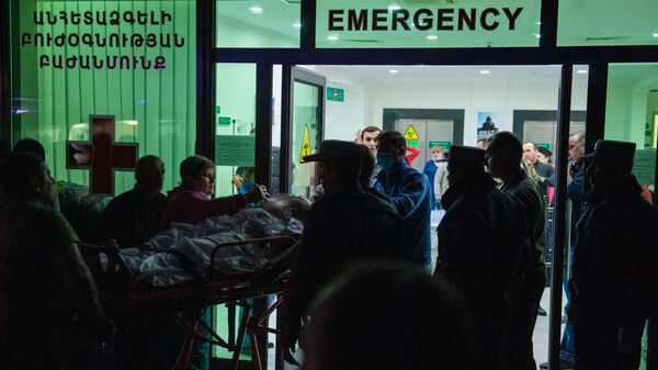Медработники перевозят раненного в отделение неотложной медицинской помощи Республиканского медцентра Карабаха - Sputnik Արմենիա