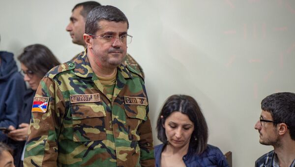 Президент Карабаха Араик Арутюнян перед началом брифинга в Едином информационном центре (28 сентября 2020). Степанакерт - Sputnik Արմենիա