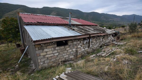 Поврежденный от обстрелов дом в Гадруте - Sputnik Армения