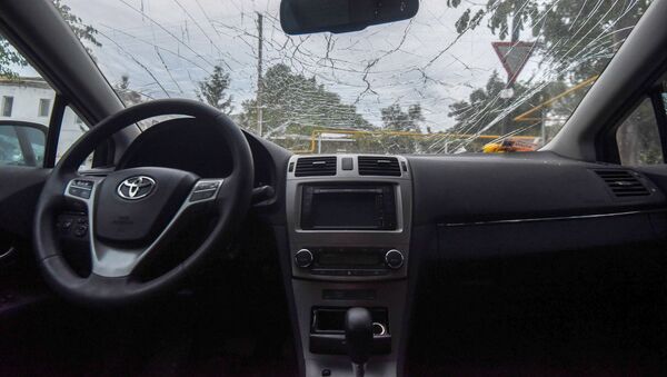 Поврежденный от обстрелов автомобиль в Гадруте - Sputnik Армения