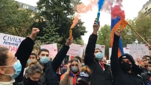 Акция протеста армянской общины у посольства Азербайджана в Париже (29 сентября 2020). Париж - Sputnik Армения
