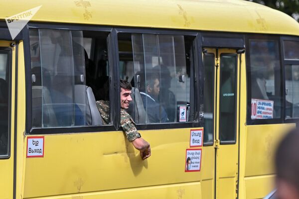 Ժպտացող զինծառայողը քաղաքային ավտոբուսում - Sputnik Արմենիա