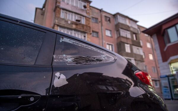 Վնասված մեքենան Մարտակերտի փողոցներից մեկում - Sputnik Արմենիա