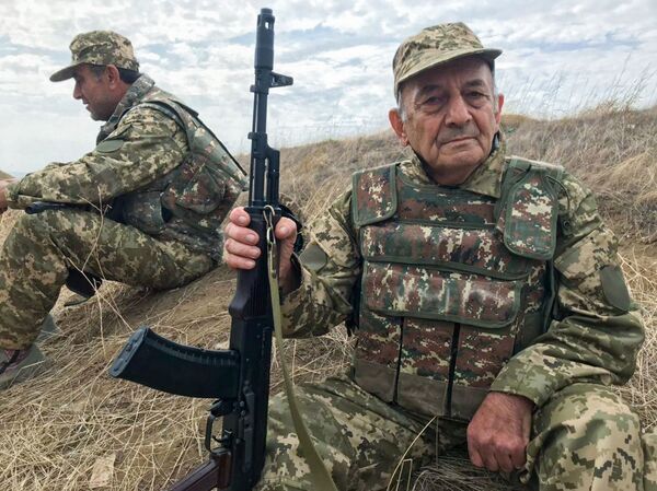 О чем говорят мужчины в окопах и какие девушки уходят на фронт в Карабахе О чем говорят мужчины в окопах и какие девушки уходят на фронт в Карабахе - Sputnik Армения