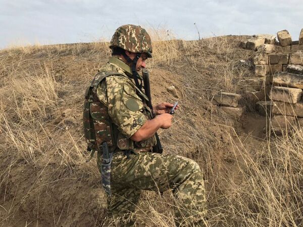 О чем говорят мужчины в окопах и какие девушки уходят на фронт в Карабахе О чем говорят мужчины в окопах и какие девушки уходят на фронт в Карабахе - Sputnik Армения