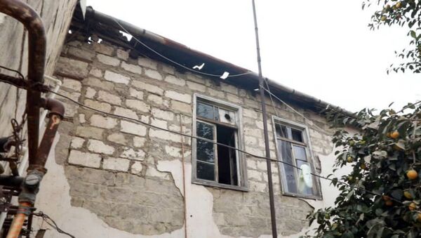 Гражданский дом, пострадавший от азербайджанского артиллерийского обстрела из РСЗО в ходе азербайджанской агрессии против НКР (1 октября 2020). Мартакерт - Sputnik Արմենիա