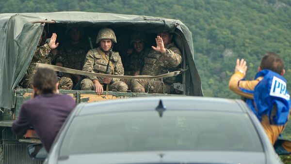 Журналисты фотографируют солдат в Карабахе - Sputnik Արմենիա