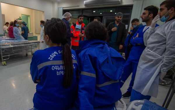 В Степанакерте завершилась операция раненного в Нагорном Карабахе журналиста французской газеты Le Monde (1 октября 2020). Карабах В Степанакерте завершилась операция раненного в Нагорном Карабахе журналиста французской газеты Le Monde (1 октября 2020). Карабах - Sputnik Армения