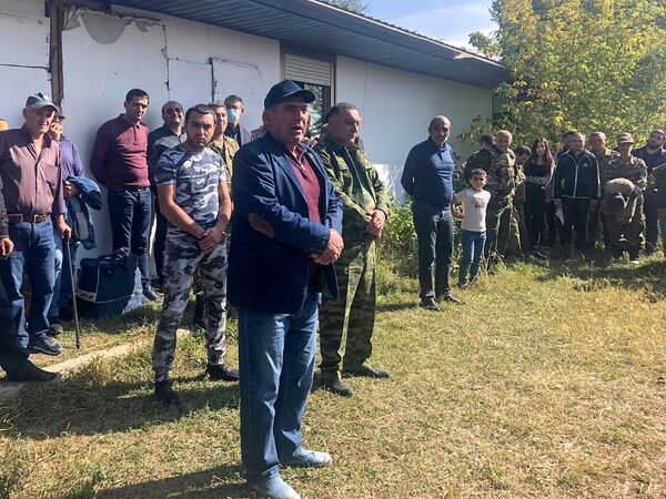 Մարտի են գնում ծերունիները. Գյումրիում թոռները պապին ճանապարհում են ռազմաճակատ Մարտի են գնում ծերունիները. Գյումրիում թոռները պապին ճանապարհում են ռազմաճակատ - Sputnik Արմենիա
